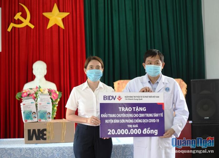Lãnh đạo Ngân hàng BIDV- Chi nhánh Dung Quất trao tặng khẩu trang cho Trung tâm Y tế huyện Bình Sơn.